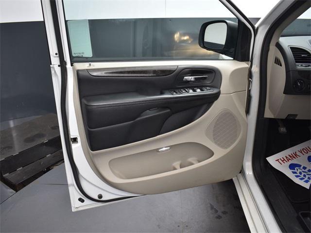 Photo of 2018 White Knuckle Clearcoat Dodge Grand Caravan