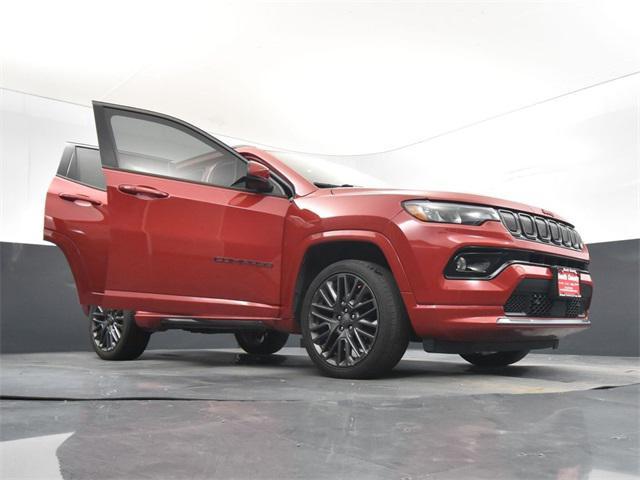 Photo of 2022 Redline Pearlcoat Jeep Compass