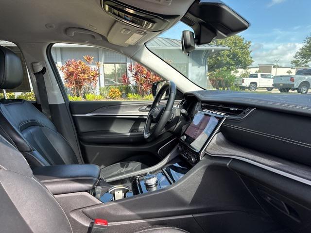 Photo of 2022 Diamond Black Crystal Pearlcoat Jeep Grand Cherokee L