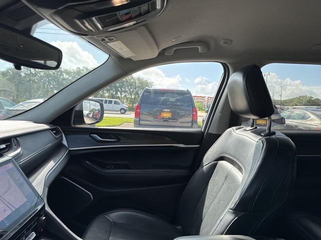 Photo of 2022 Diamond Black Crystal Pearlcoat Jeep Grand Cherokee L