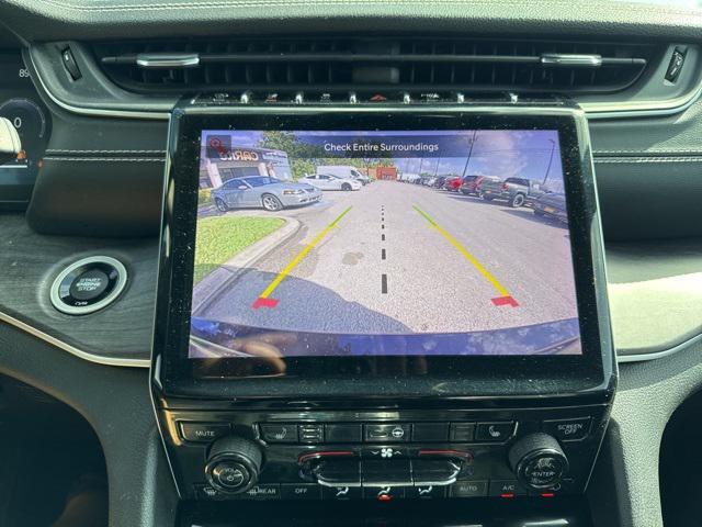Photo of 2022 Diamond Black Crystal Pearlcoat Jeep Grand Cherokee L