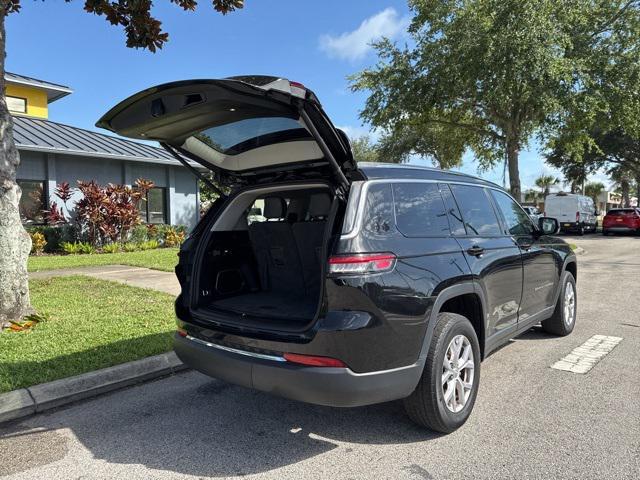 Photo of 2022 Diamond Black Crystal Pearlcoat Jeep Grand Cherokee L