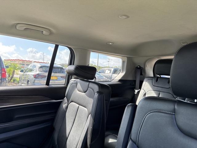 Photo of 2022 Diamond Black Crystal Pearlcoat Jeep Grand Cherokee L