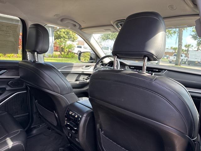 Photo of 2022 Diamond Black Crystal Pearlcoat Jeep Grand Cherokee L