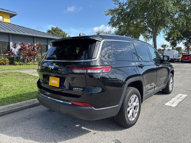 Photo of 2022 Diamond Black Crystal Pearlcoat Jeep Grand Cherokee L