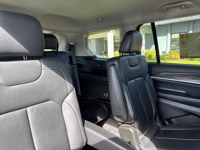 Photo of 2022 Diamond Black Crystal Pearlcoat Jeep Grand Cherokee L