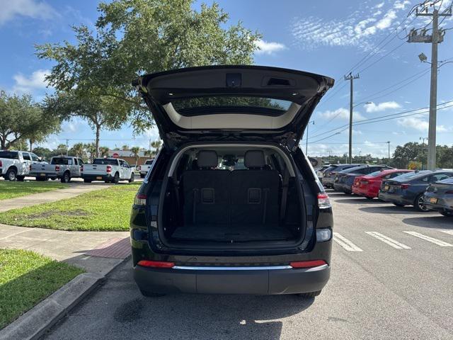Photo of 2022 Diamond Black Crystal Pearlcoat Jeep Grand Cherokee L