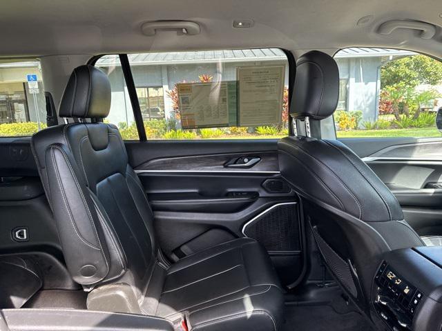 Photo of 2022 Diamond Black Crystal Pearlcoat Jeep Grand Cherokee L