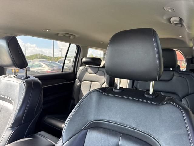 Photo of 2022 Diamond Black Crystal Pearlcoat Jeep Grand Cherokee L