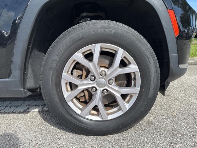 Photo of 2022 Diamond Black Crystal Pearlcoat Jeep Grand Cherokee L