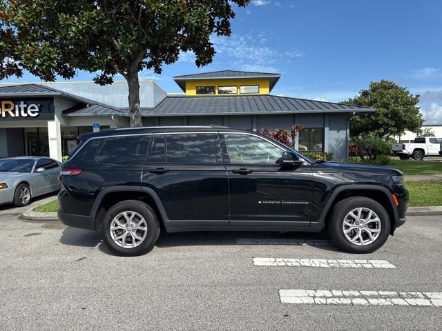 Photo of 2022 Diamond Black Crystal Pearlcoat Jeep Grand Cherokee L