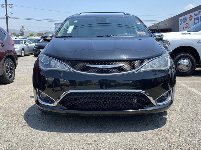 Photo of 2018 Brilliant Black Crystal Pearlcoat Chrysler Pacifica