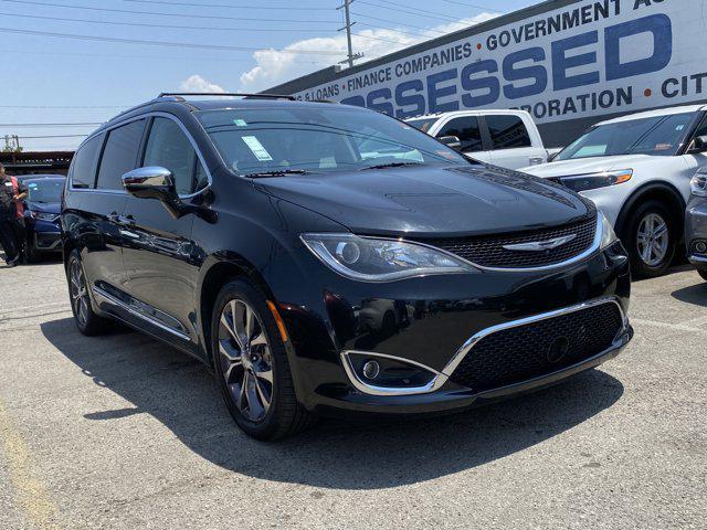 Photo of 2018 Brilliant Black Crystal Pearlcoat Chrysler Pacifica