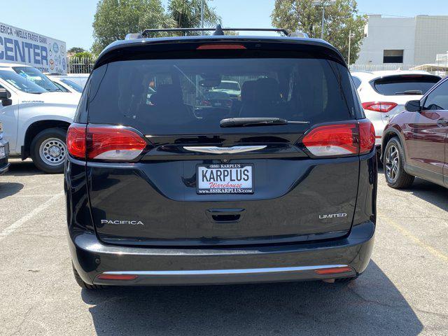 Photo of 2018 Brilliant Black Crystal Pearlcoat Chrysler Pacifica