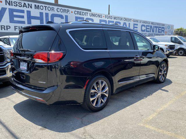 Photo of 2018 Brilliant Black Crystal Pearlcoat Chrysler Pacifica