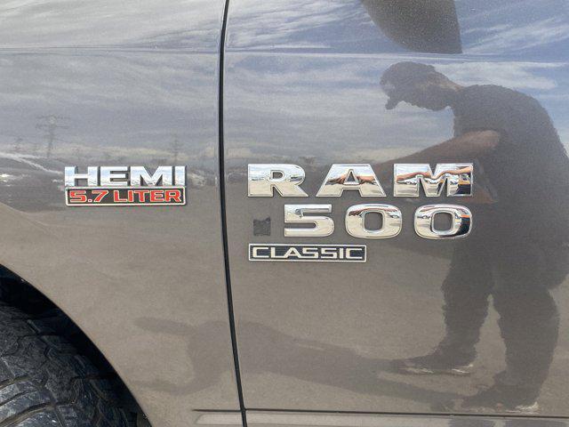 Photo of 2019 Brilliant Black Crystal Pearlcoat RAM 1500