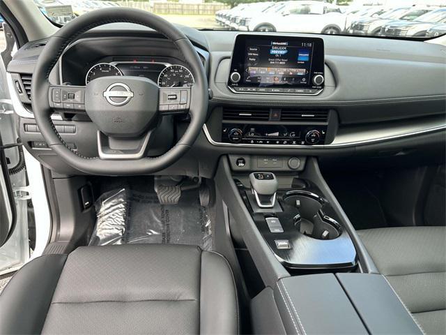 Photo of 2025 White Pearl Nissan Rogue