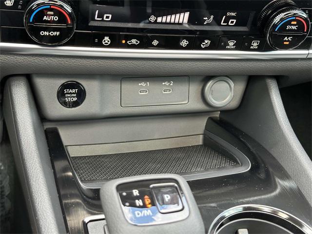 Photo of 2025 White Pearl Nissan Rogue