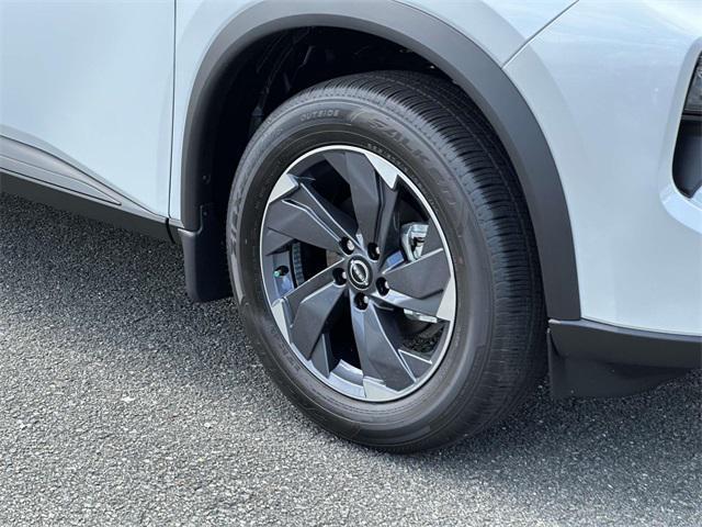 Photo of 2025 White Pearl Nissan Rogue