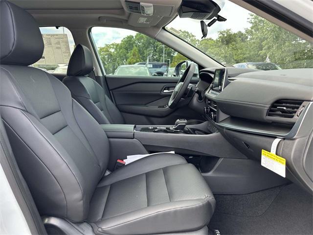 Photo of 2025 White Pearl Nissan Rogue