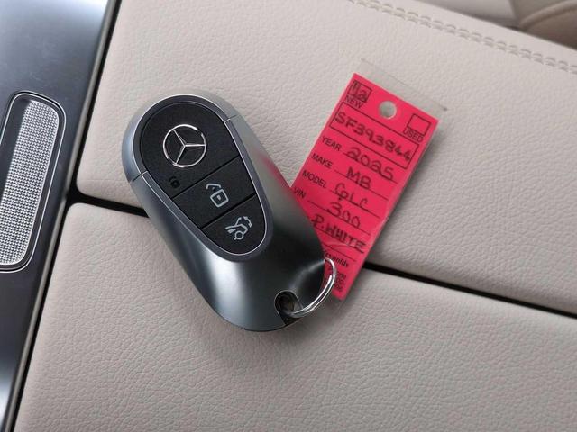 Photo of 2025 Polar White Mercedes-Benz GLC 300