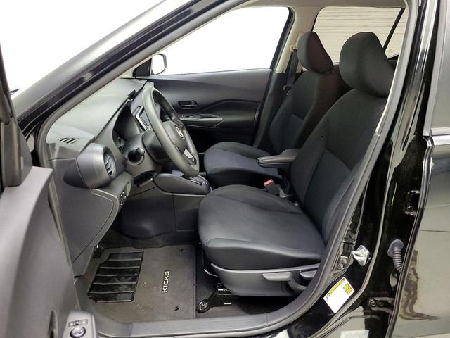 Photo of 2023 Black Nissan Kicks