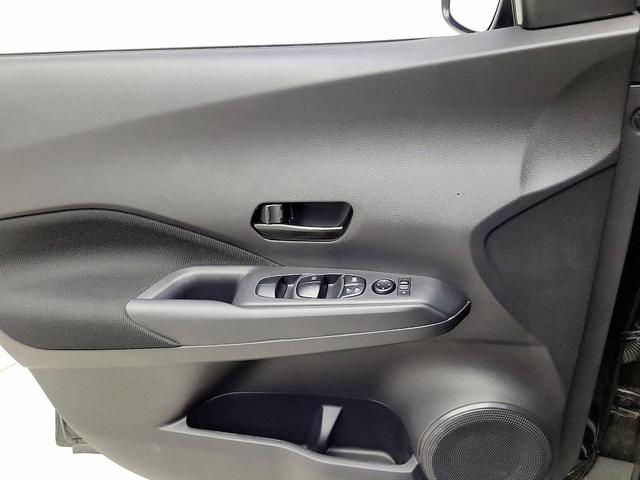 Photo of 2023 Black Nissan Kicks