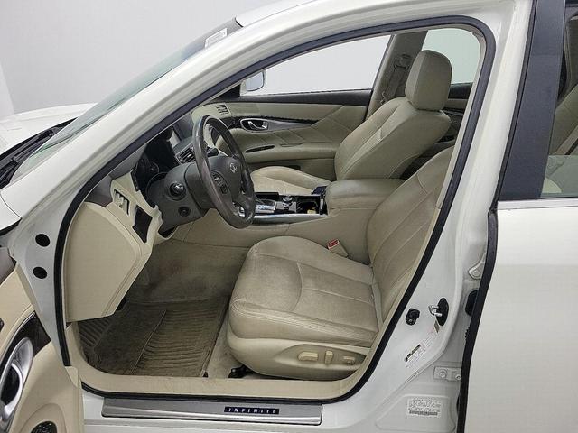 Photo of 2013 White INFINITI M37