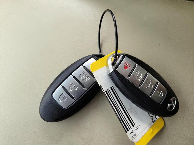 Photo of 2013 White INFINITI M37