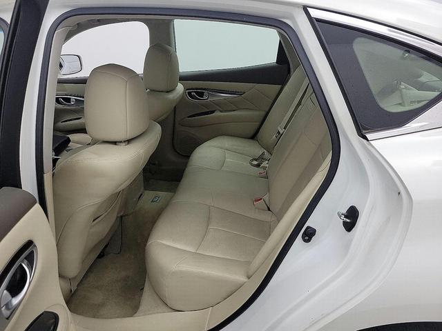 Photo of 2013 White INFINITI M37