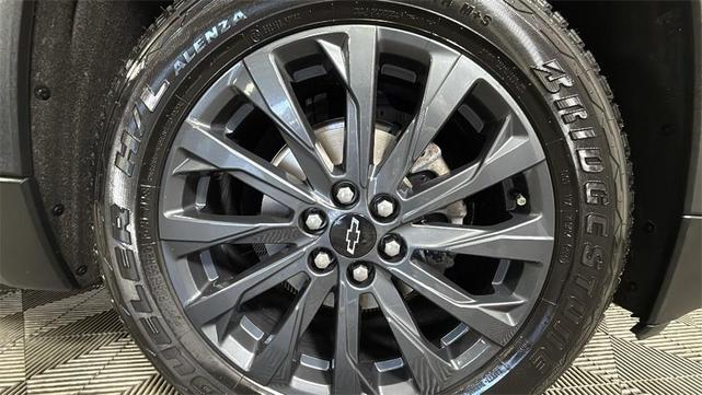 Photo of 2023 Iridescent Pearl Tricoat Chevrolet Traverse