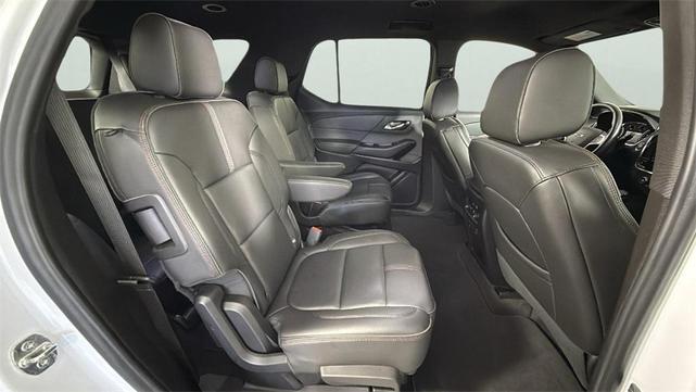 Photo of 2023 Iridescent Pearl Tricoat Chevrolet Traverse
