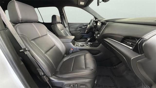 Photo of 2023 Iridescent Pearl Tricoat Chevrolet Traverse