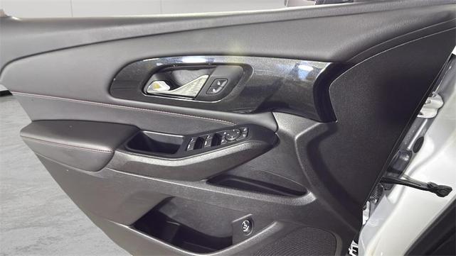 Photo of 2023 Iridescent Pearl Tricoat Chevrolet Traverse