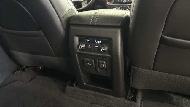 Photo of 2023 Iridescent Pearl Tricoat Chevrolet Traverse