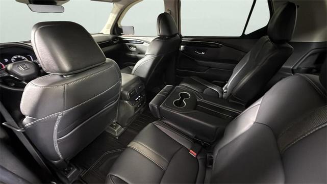 Photo of 2025 Radiant Red Metallic II Honda Pilot