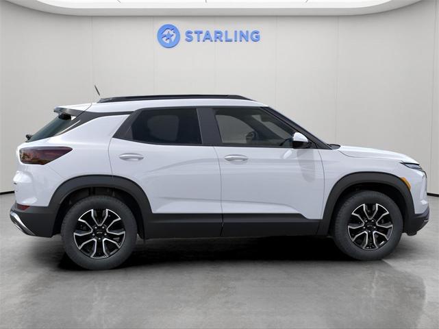Photo of 2025 Iridescent Pearl Tricoat Chevrolet Trailblazer
