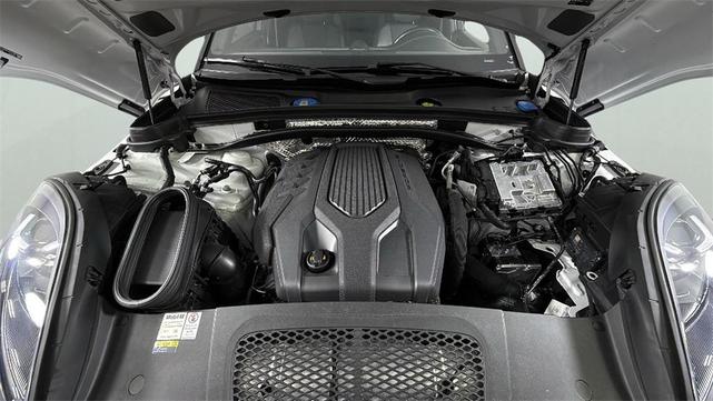 Photo of 2022 Carrara White Metallic Porsche Macan