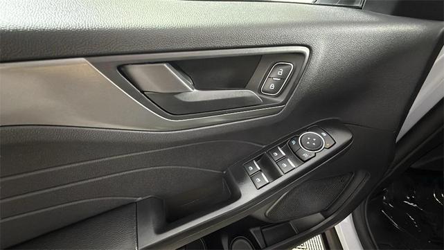 Photo of 2025 Silver Metallic Ford Escape