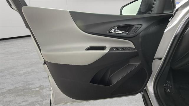 Photo of 2022 Silver Ice Metallic Chevrolet Equinox