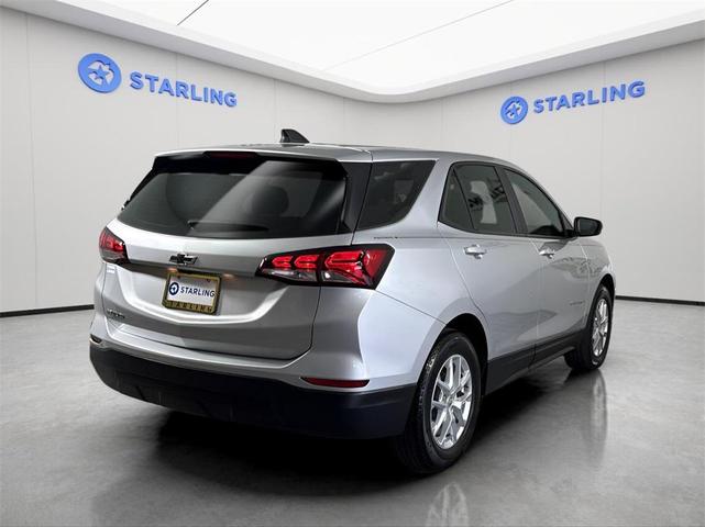 Photo of 2022 Silver Ice Metallic Chevrolet Equinox