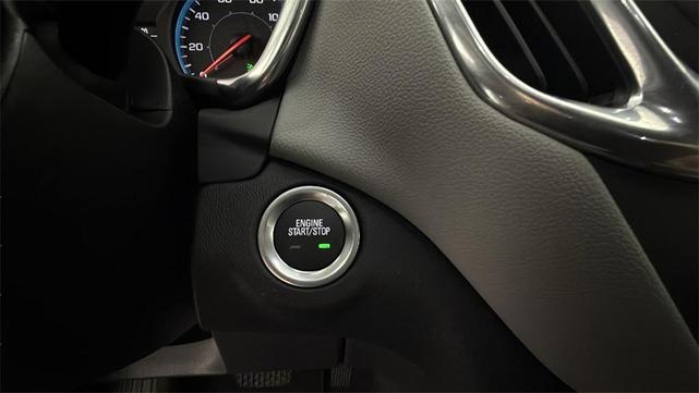 Photo of 2022 Silver Ice Metallic Chevrolet Equinox