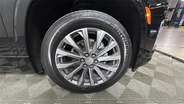 Photo of 2023 Mosaic Black Metallic Chevrolet Traverse