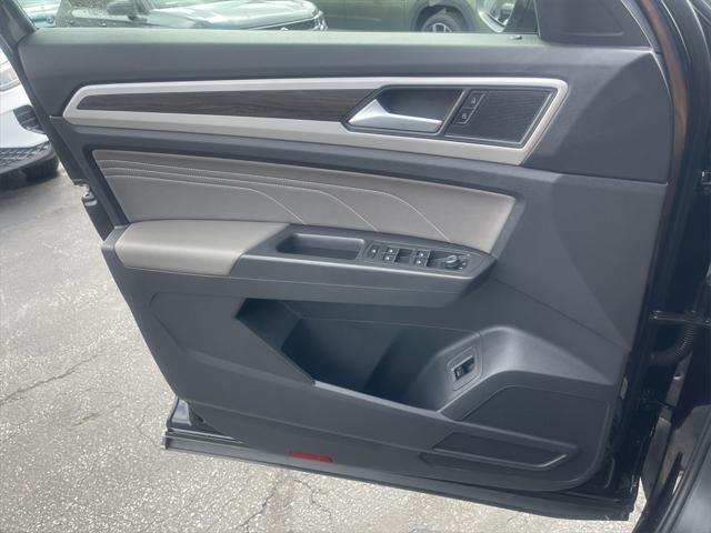 Photo of 2023 Deep Black Pearl Volkswagen Atlas