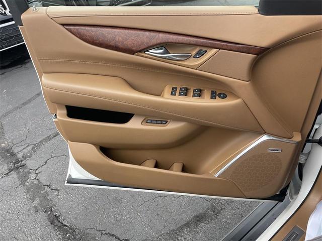 Photo of 2017 Crystal White Tricoat Cadillac Escalade ESV