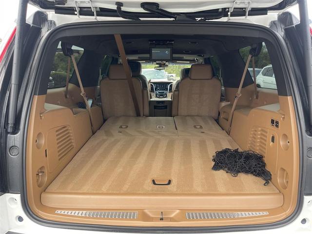 Photo of 2017 Crystal White Tricoat Cadillac Escalade ESV