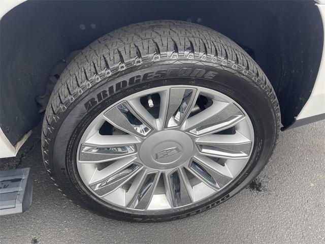 Photo of 2017 Crystal White Tricoat Cadillac Escalade ESV