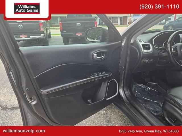 Photo of 2018 Granite Crystal Clearcoat Metallic Jeep Compass