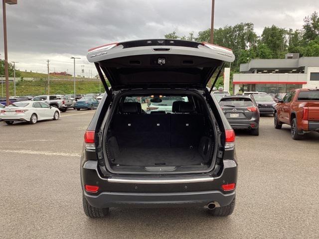 Photo of 2020 Diamond Black Crystal Pearlcoat Jeep Grand Cherokee