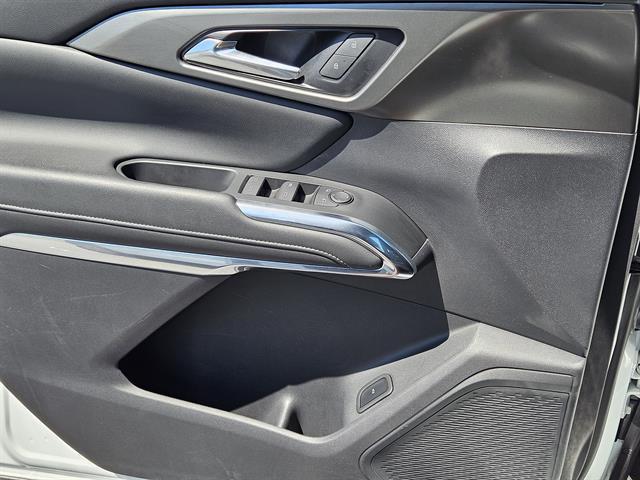 Photo of 2024 White Chevrolet Traverse